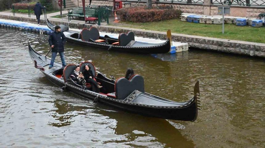 Dondurucu soğuklara rağmen gondol keyfi Eskişehir&rsquo;in gezi rutininden &ccedil;ıkmadı