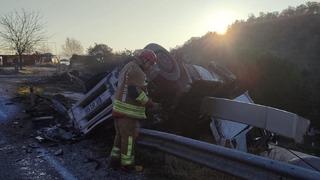 Tır kontrolden çıktı: 1 yaralı