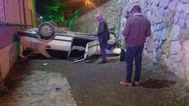 Otomobil istinat duvarından okulun bah&ccedil;esine d&uuml;şt&uuml;: 2 yaralı 1