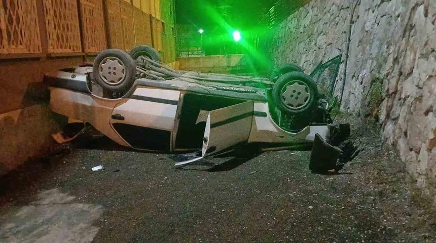 Otomobil istinat duvarından okulun bah&ccedil;esine d&uuml;şt&uuml;: 2 yaralı