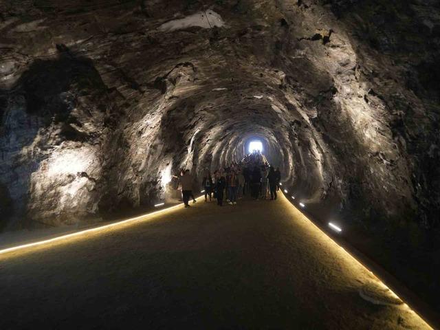 Yerin 150 metre altındaki bu mağarada şifa arıyorlar 5