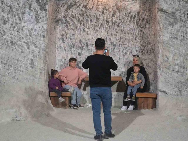 Yerin 150 metre altındaki bu mağarada şifa arıyorlar 2