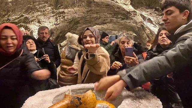 Yerin 150 metre altındaki bu mağarada şifa arıyorlar