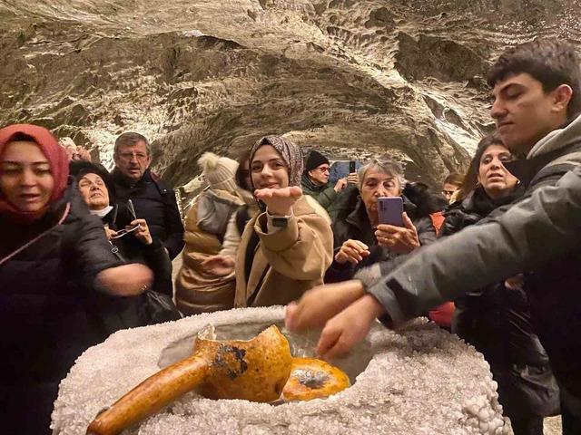 Yerin 150 metre altındaki bu mağarada şifa arıyorlar