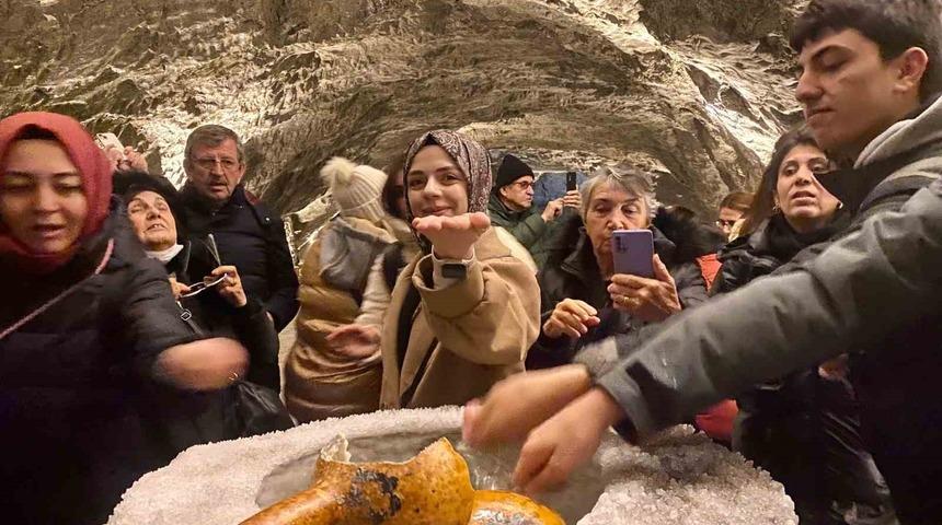 Yerin 150 metre altındaki bu mağarada şifa arıyorlar