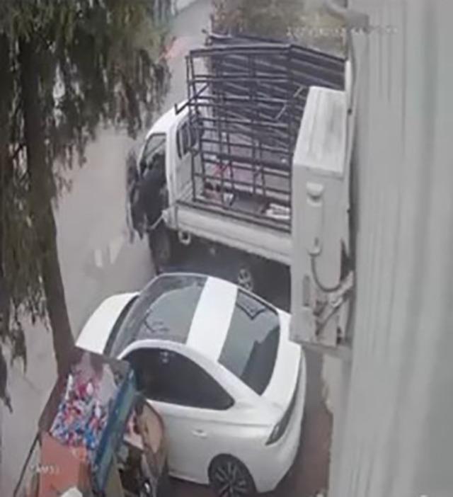 Akıl almaz kazanın g&uuml;venlik g&ouml;r&uuml;nt&uuml;s&uuml; ortaya &ccedil;ıktı 2