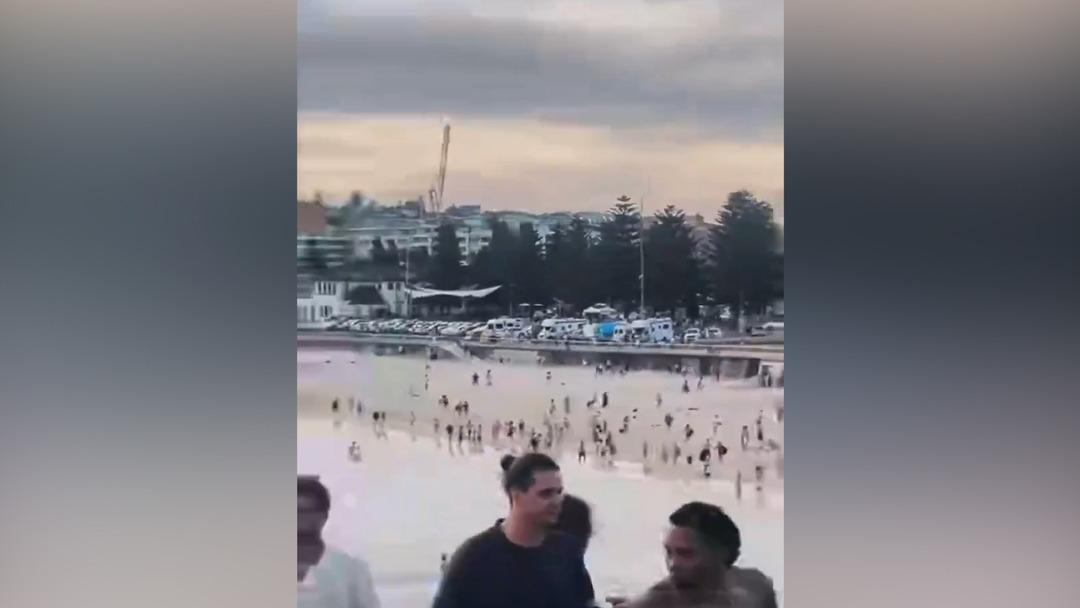 Son dakika | Dünyaca ünlü Bondi Plajı na terör saldırısı: En az 12 can kaybı, saldırgan da öldü! Avustralya daki panik kamerada 11