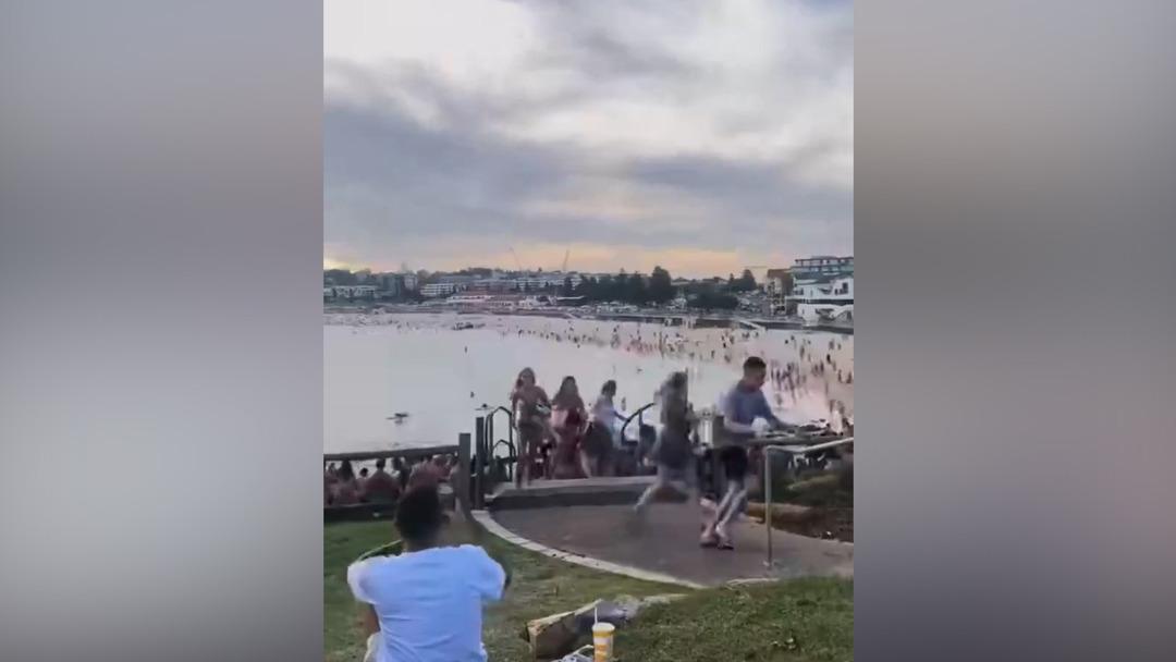 Son dakika | Dünyaca ünlü Bondi Plajı na terör saldırısı: En az 12 can kaybı, saldırgan da öldü! Avustralya daki panik kamerada 12