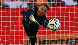 Fernando Muslera iki penaltı kurtardı, Estudiantes şampiyon oldu