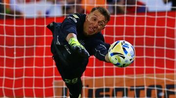 Fernando Muslera iki penaltı kurtardı, Estudiantes şampiyon oldu