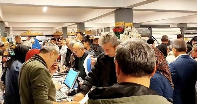 İş yeri açılışında yapılan indirim izdihama sebep oldu 2