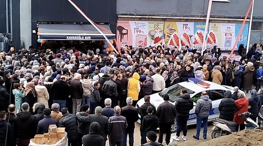 İş yeri a&ccedil;ılışında yapılan indirim izdihama sebep oldu