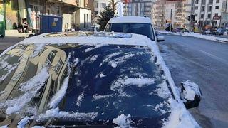 Hakkari’de araç camları buz tuttu
