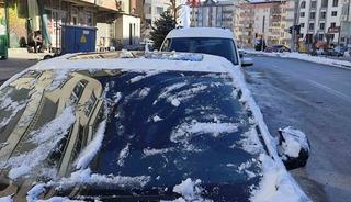 Hakkari’de araç camları buz tuttu
