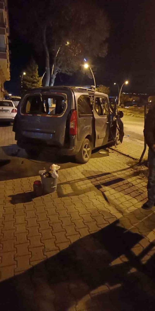 Sigara içmek istediği esnada otomobilinde yaşanan patlama sonucu 1 kişi yaralandı 2