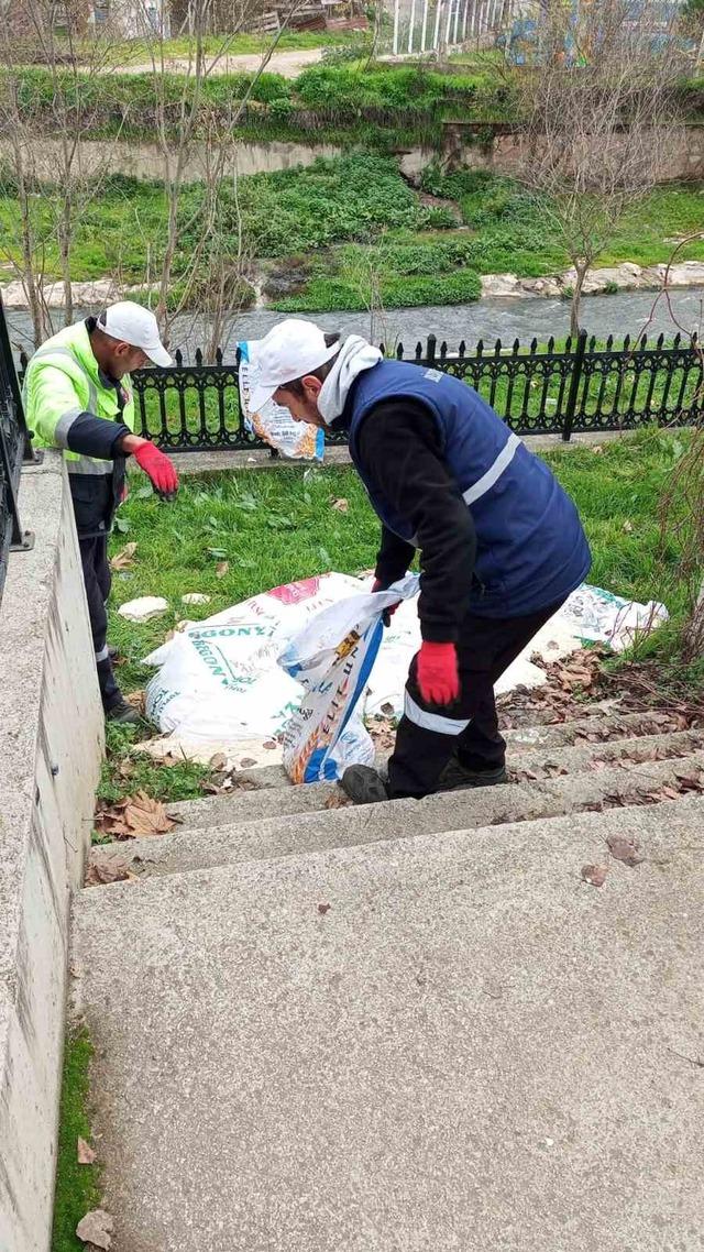 Bilecik’te yol kenarına atılan 15 çuval ekmek hamuru temizlendi 1