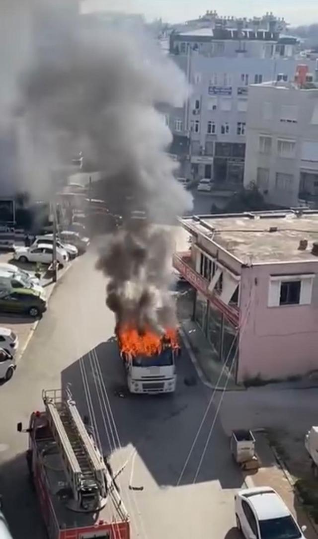 Park halindeyken alev alan kamyon kullanılamaz hale geldi 6