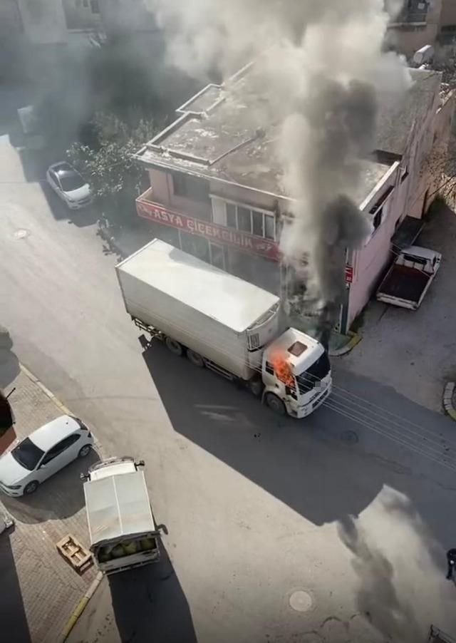 Park halindeyken alev alan kamyon kullanılamaz hale geldi 5