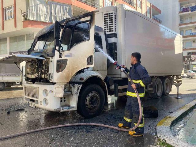 Park halindeyken alev alan kamyon kullanılamaz hale geldi 1