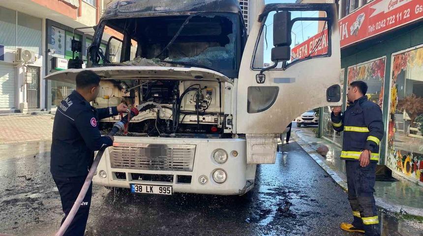 Park halindeyken alev alan kamyon kullanılamaz hale geldi