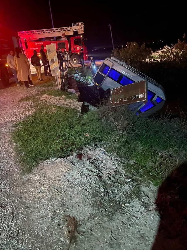 Antalya’da minibüs sulama kanalına uçtu 1