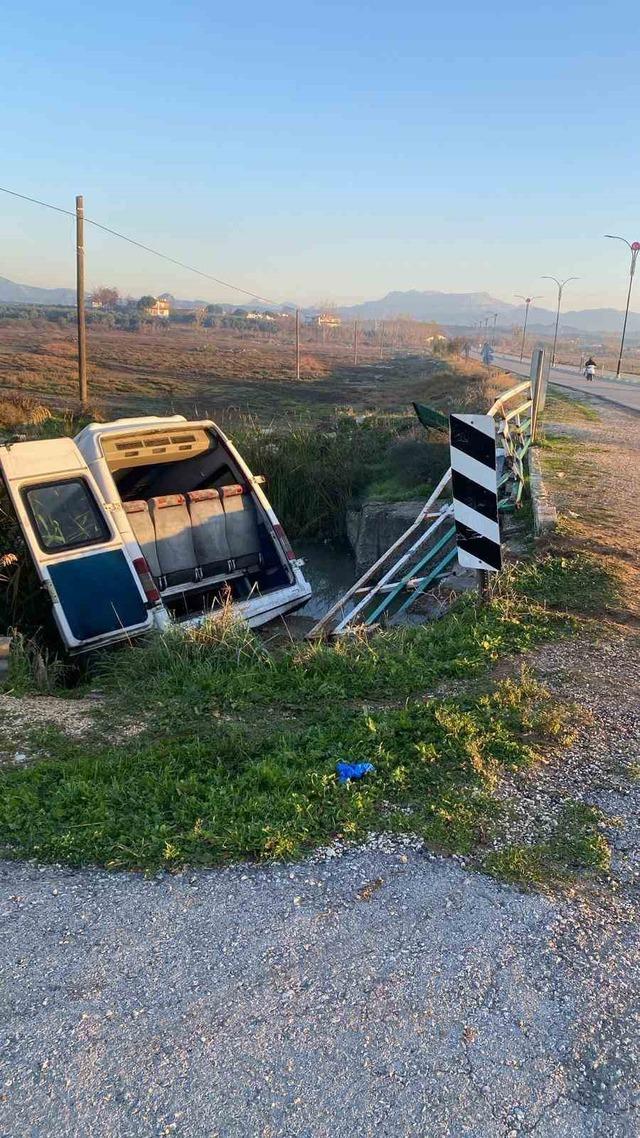 Antalya’da minibüs sulama kanalına uçtu 2