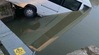 Antalya’da minibüs sulama kanalına uçtu