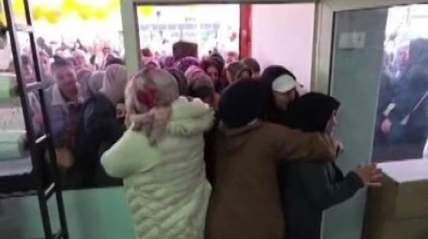 Ucuzu g&ouml;ren kadınlar ezilme tehlikesi atlattı