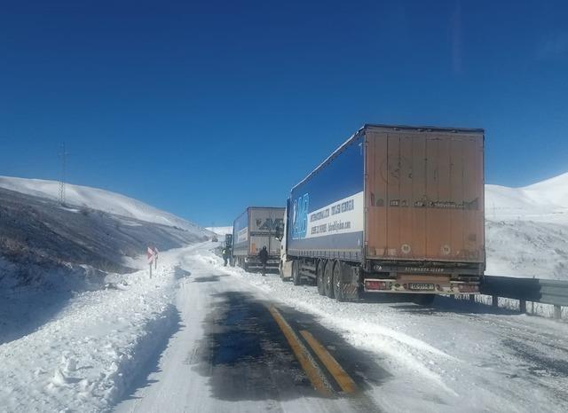 Ardahan-Şavşat kara yolu kontrollü ulaşıma açıldı 2