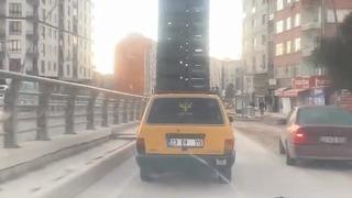 Otomobilin tavanında sebze kasaları taşıdı, trafiği tehlikeye attı