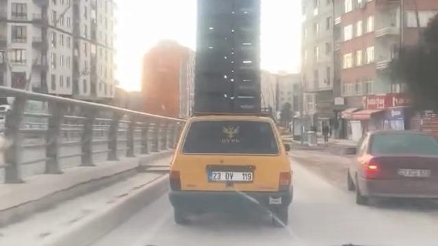 Otomobilin tavanında sebze kasaları taşıdı, trafiği tehlikeye attı