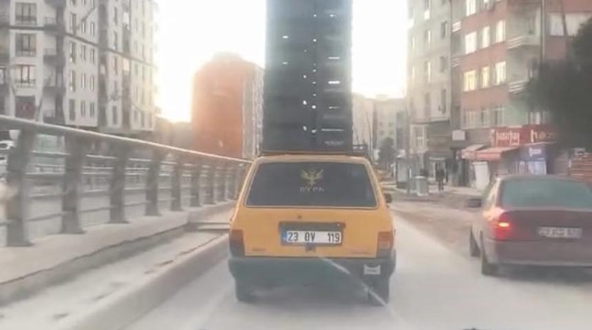 Otomobilin tavanında sebze kasaları taşıdı, trafiği tehlikeye attı