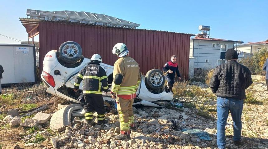 Samandağ&rsquo;da takla atan otomobilin s&uuml;r&uuml;c&uuml;s&uuml; yaralandı