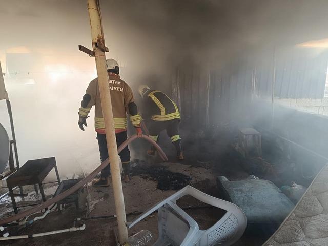 Kırıkhan’da evin çatı katı alevlere teslim oldu 2