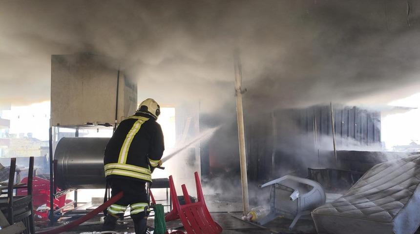 Kırıkhan&rsquo;da evin &ccedil;atı katı alevlere teslim oldu