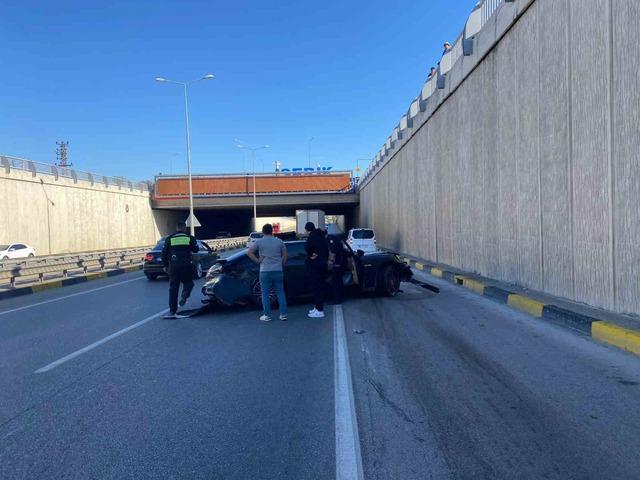 Porsche otomobil &ouml;nce bir araca sonra alt ge&ccedil;it duvarına &ccedil;arptı: 1 yaralı 6