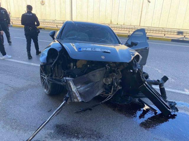 Porsche otomobil önce bir araca sonra alt geçit duvarına çarptı: 1 yaralı 5