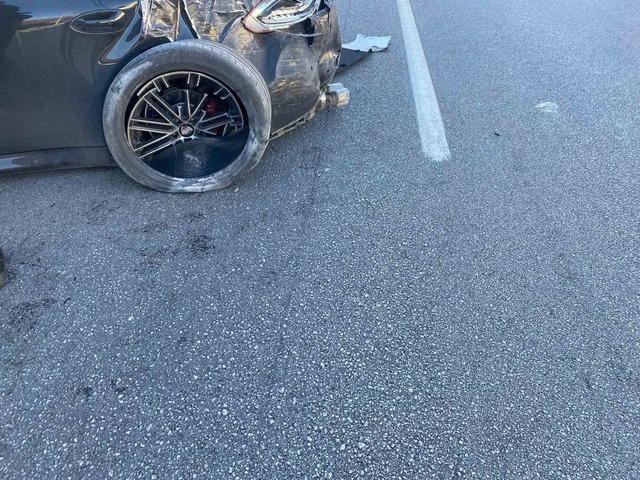 Porsche otomobil önce bir araca sonra alt geçit duvarına çarptı: 1 yaralı 4