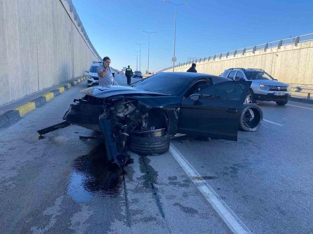 Porsche otomobil önce bir araca sonra alt geçit duvarına çarptı: 1 yaralı 3