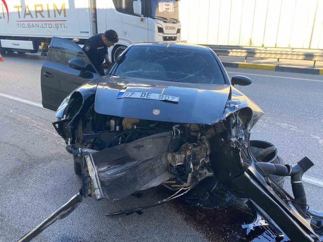 Porsche otomobil önce bir araca sonra alt geçit duvarına çarptı: 1 yaralı 2