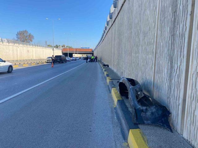 Porsche otomobil önce bir araca sonra alt geçit duvarına çarptı: 1 yaralı 1