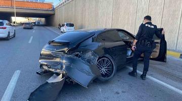 Porsche otomobil önce bir araca sonra alt geçit duvarına çarptı: 1 yaralı