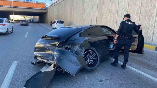 Porsche otomobil önce bir araca sonra alt geçit duvarına çarptı: 1 yaralı