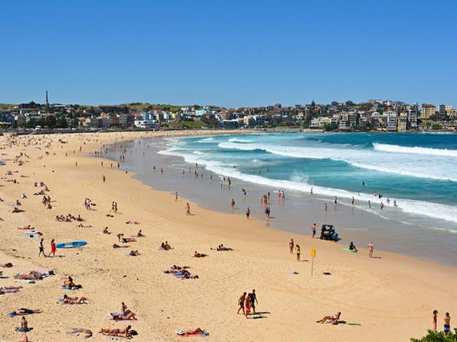 &Uuml;nl&uuml; plajda korku dolu anlar: Silah sesleri y&uuml;kseldi!