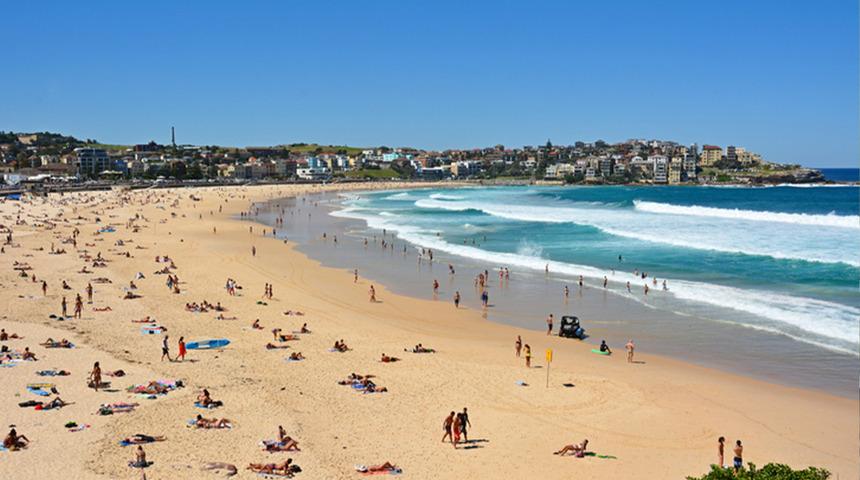 &Uuml;nl&uuml; plajda korku dolu anlar: Silah sesleri y&uuml;kseldi!