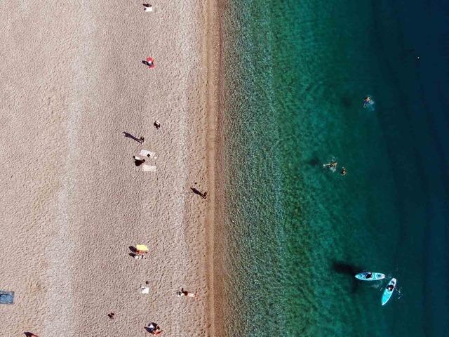 Karlı dağların gölgesinde 20 derecelik sıcak havada deniz keyfi yaptılar 15