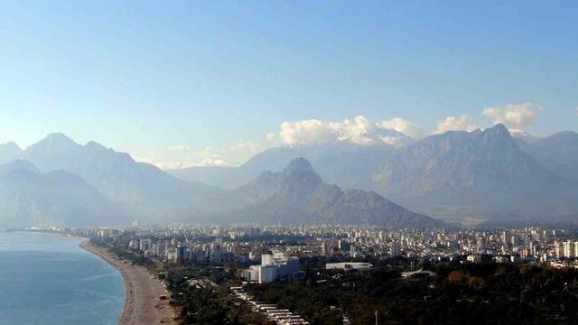 Karlı dağların gölgesinde 20 derecelik sıcak havada deniz keyfi yaptılar 14