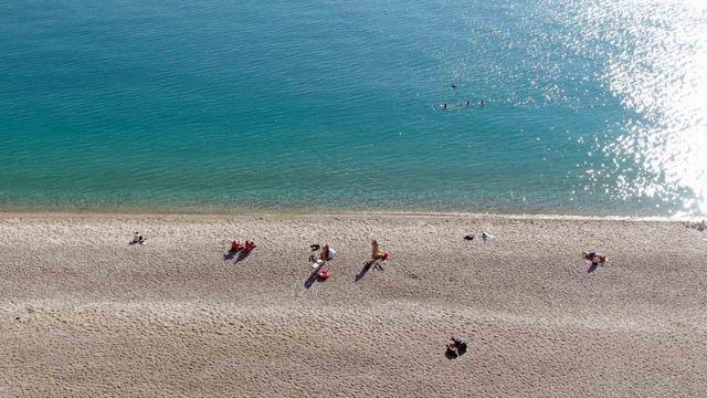 Karlı dağların gölgesinde 20 derecelik sıcak havada deniz keyfi yaptılar 13