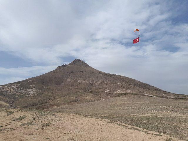 Gökyüzünde paramotorla dev Türk bayrağı açılarak çifte zafer kutlandı