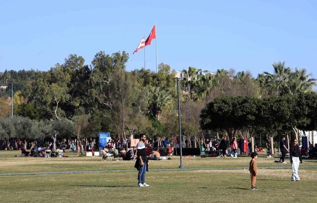 Karlı dağların gölgesinde 20 derecelik sıcak havada deniz keyfi yaptılar 12